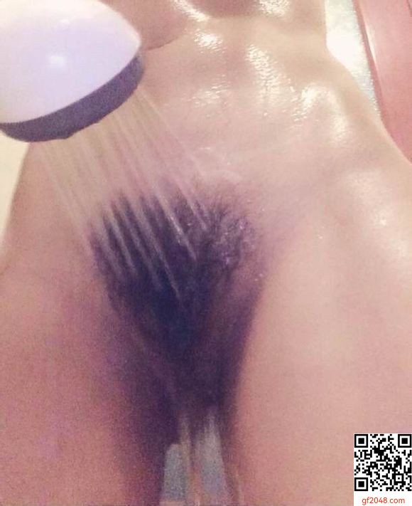 粉木耳的妹子在浴室洗澡自拍