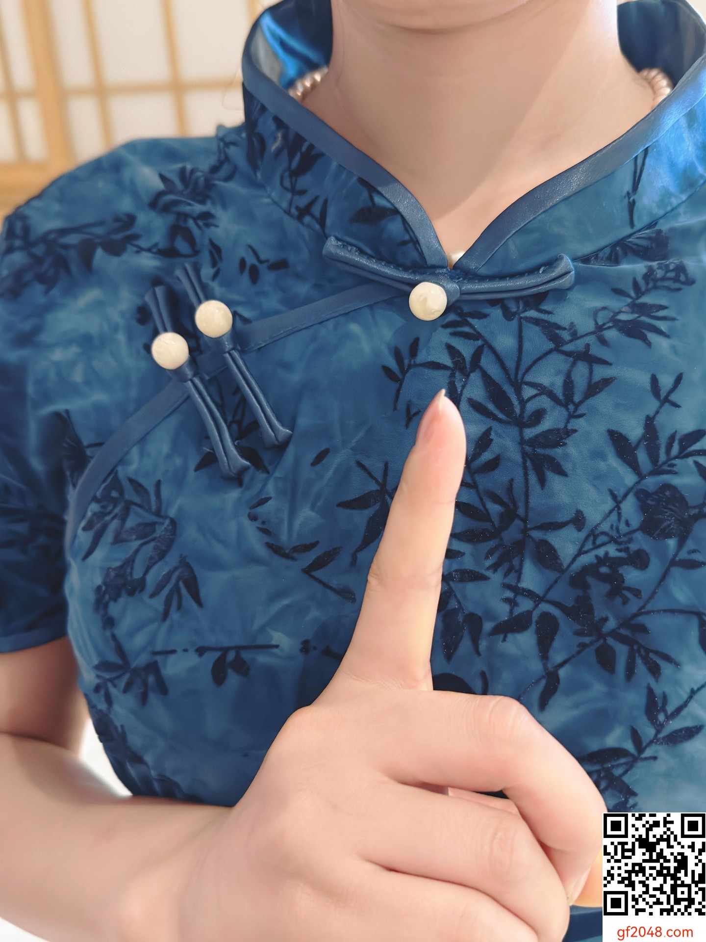 柳腰肥臀的人妻第一次露面；這個旗袍風很養眼，狼友們的評論妻子會看且回覆！