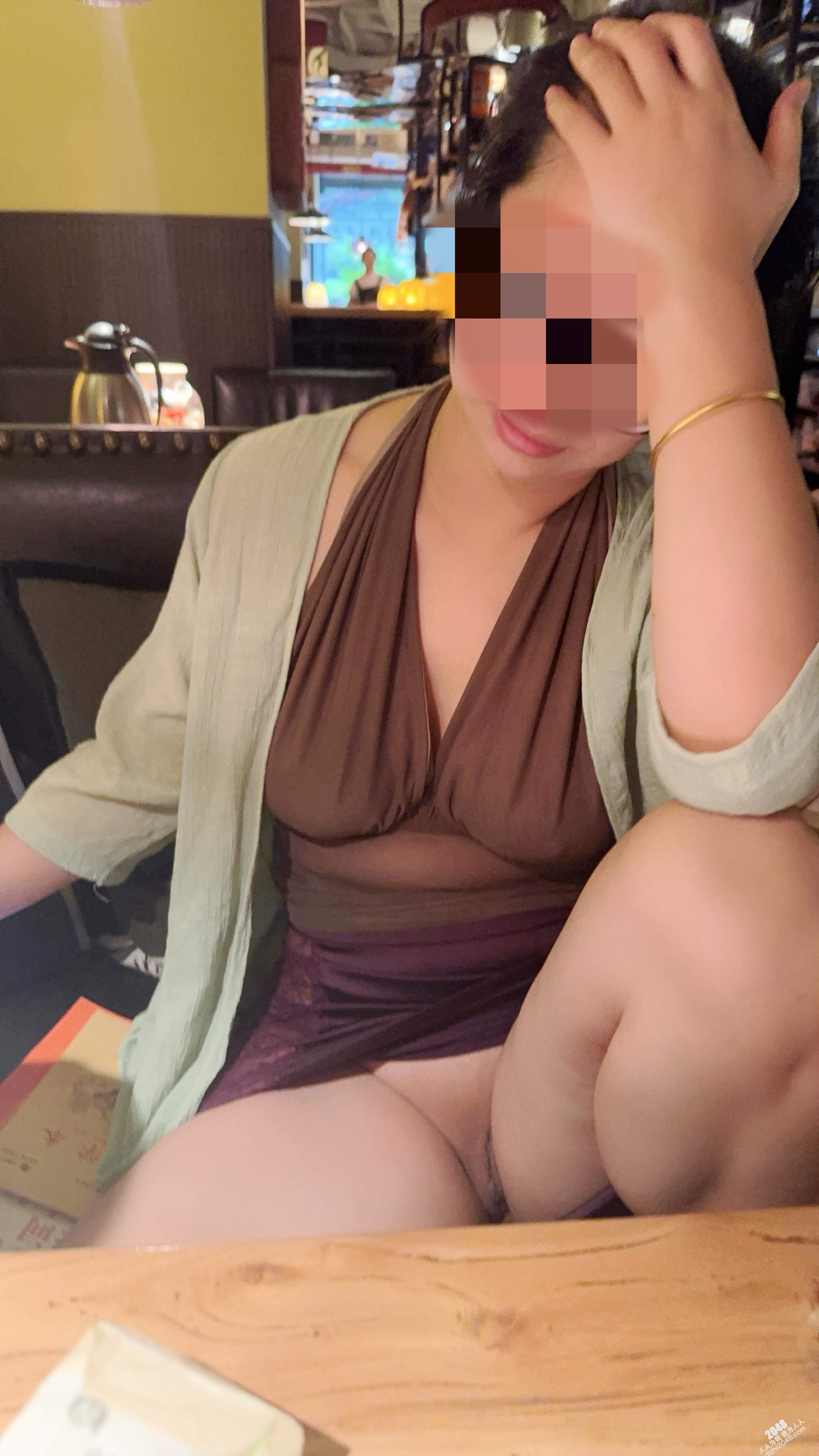 骚妻透视装露出，真空展示大乳晕[19P]