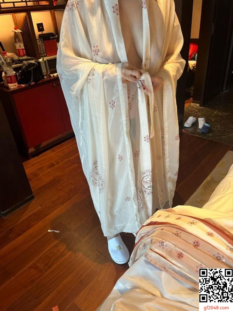 两个大灯泡太圆了[]