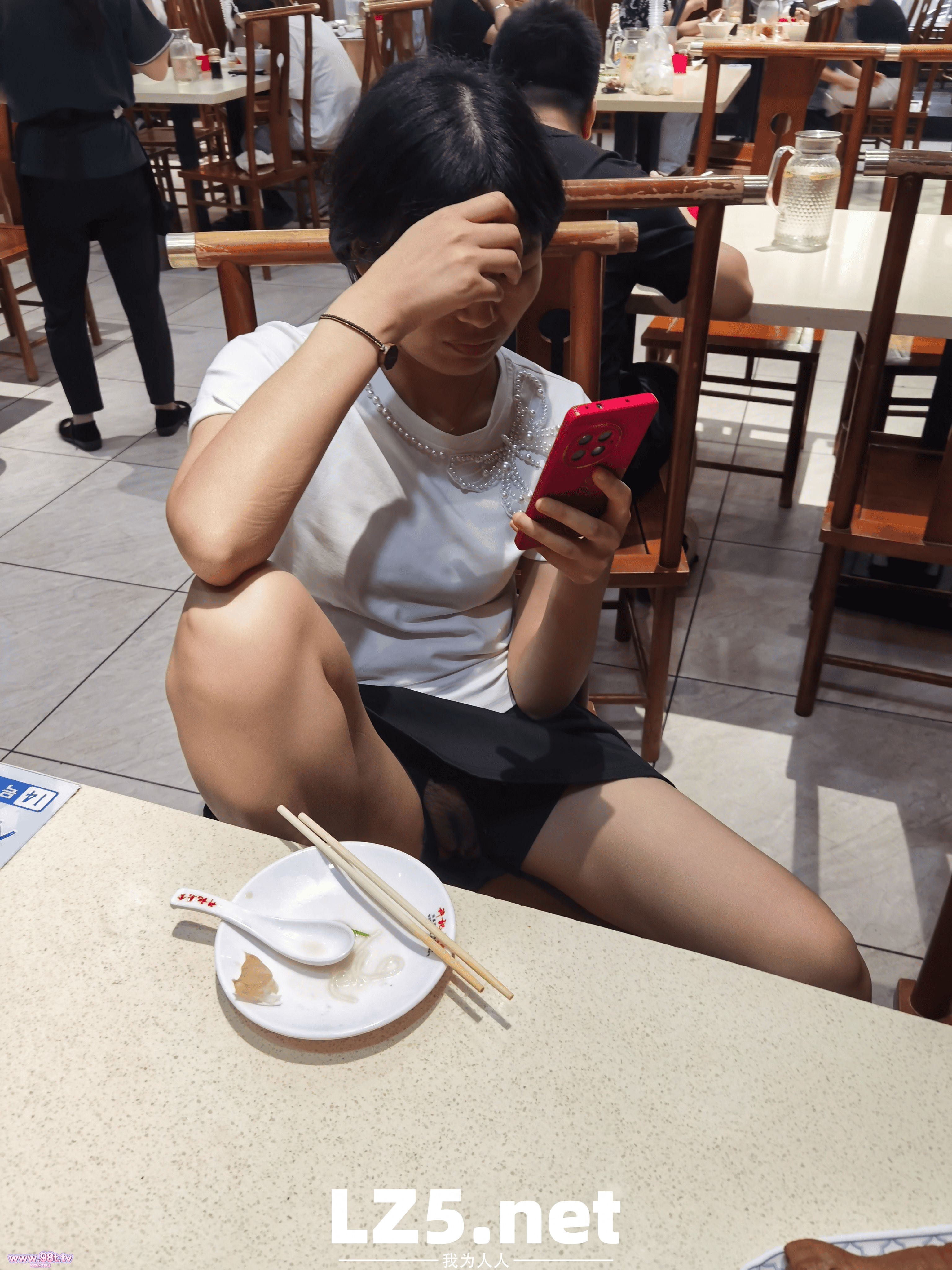 露脸人妻餐厅大胆露出外拍16 【20P】