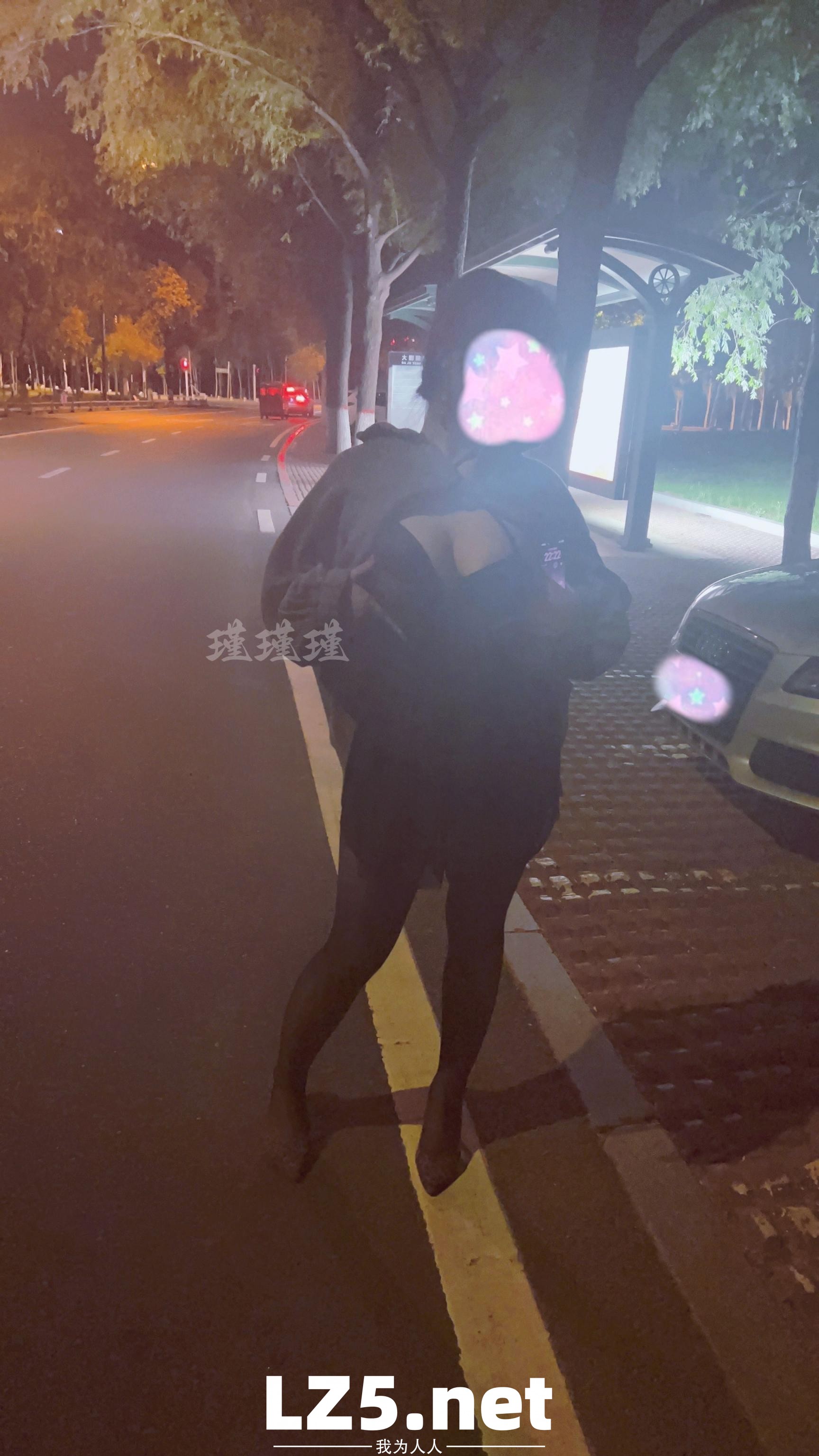 [原创]近期携手巨乳娇妻“全裸”大尺度露出（合集） 公路 公交站 房车营地 天桥 附带下次巨乳单女照片  [94P]