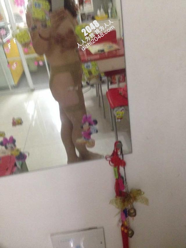 情人自拍支饥渴的少妇母狗系列：逼痒了就把丝袜塞进去！发骚就给主人发你的裸照片【30P】