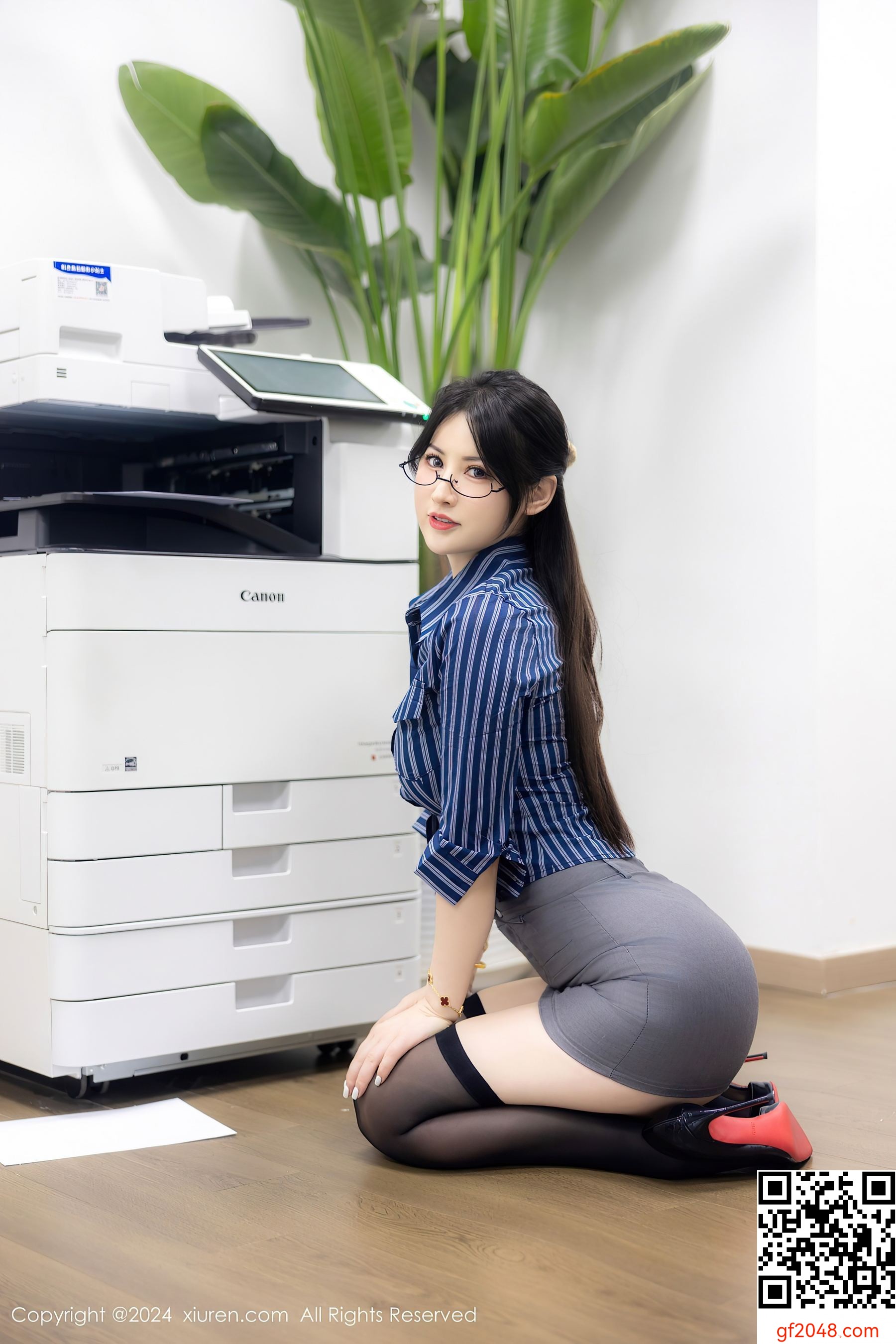 [XiuRen秀人网] No.8971 诗诗kiki 黑丝美腿