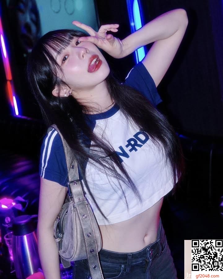 「赤鬼伯伯」小露性感辣照 身材好撩人 (10P)
