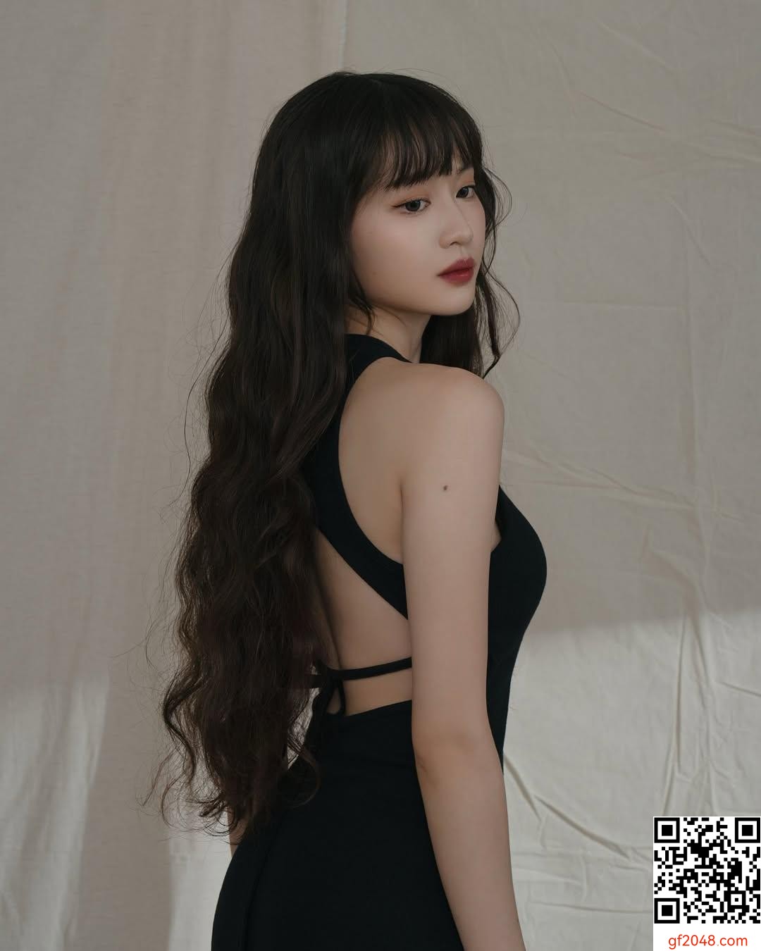 「昀璇」魅惑電眼太撩人 身材更是火辣 (10P)