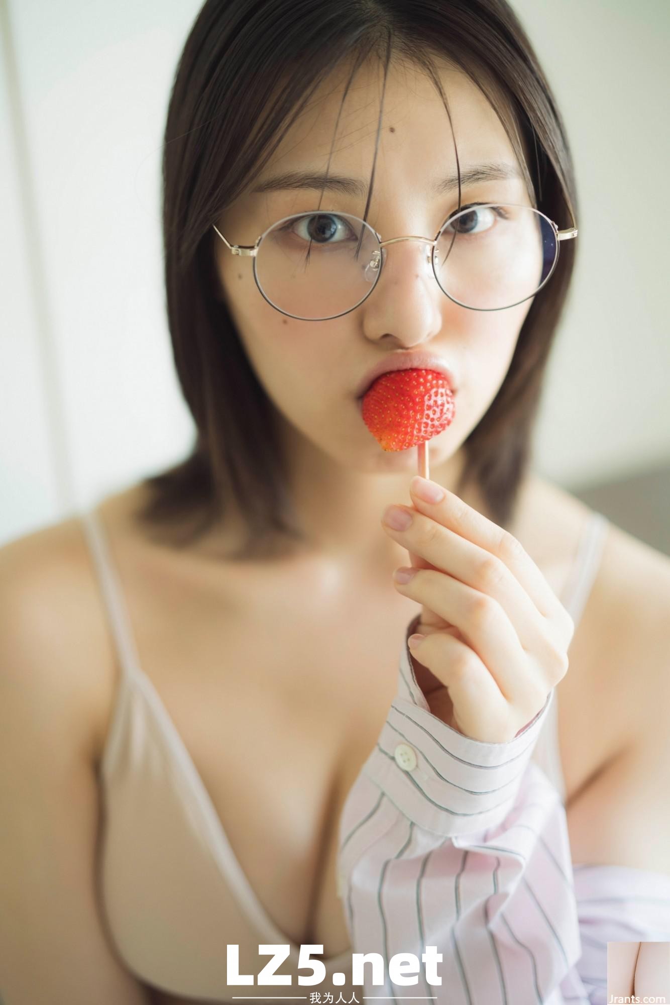 [相楽伊織] 前偶像解放嫩白美體 擺弄性感身姿 (26P)